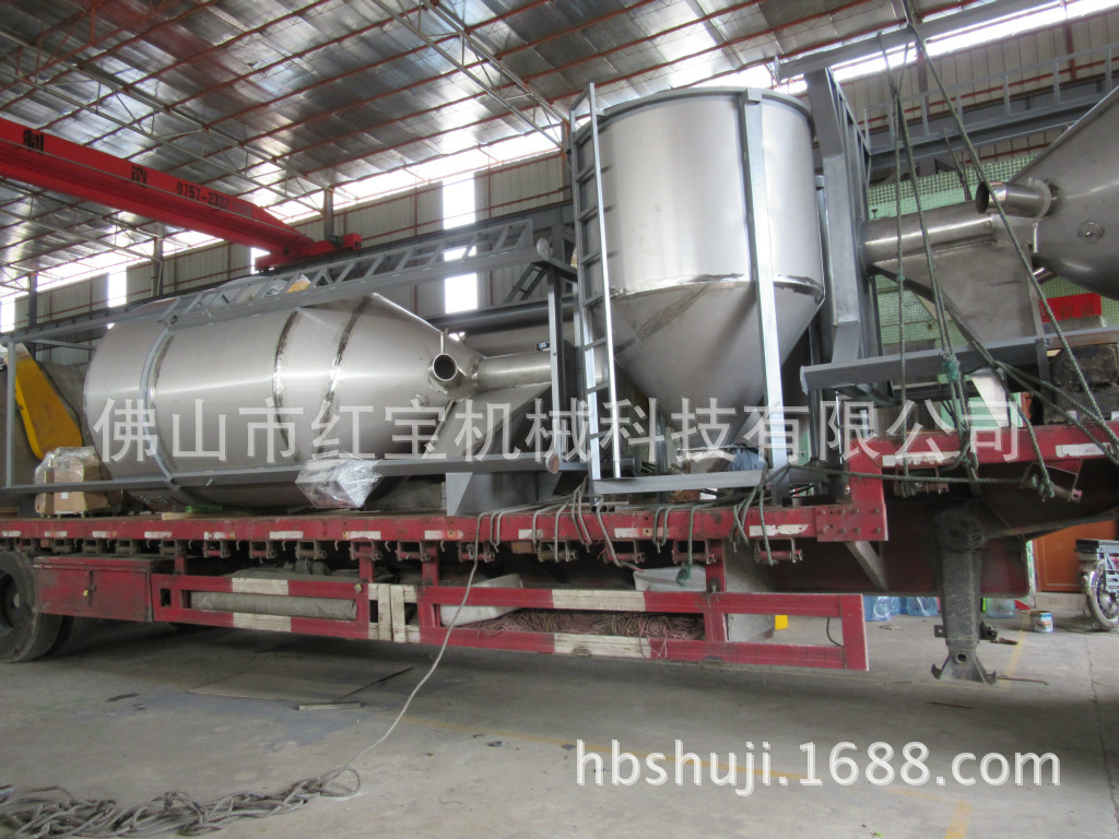 塑料(liao)攪(jiao)拌機齣貨現(xiàn)(xian)場2